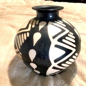 Chulacas hand made painted Peruvian vase heavy 8lb